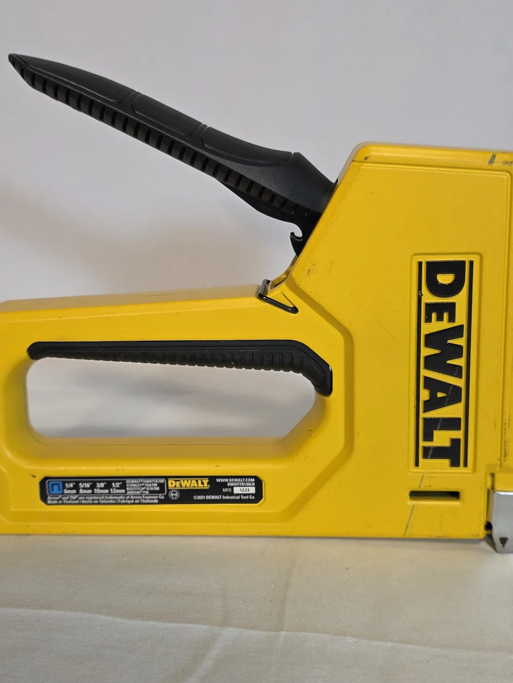 DEWALT DWHTTR130LH HEAVY-DUTY COMPACT STAPLER STAPLE GUN PINPOINT ACCURACY